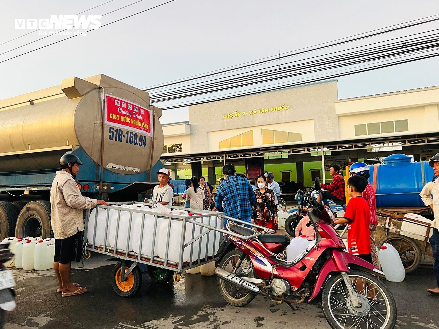Hạn mặn ở Tiền Giang: Người dân đội nắng, thức đêm chở từng can nước miễn phí - 10