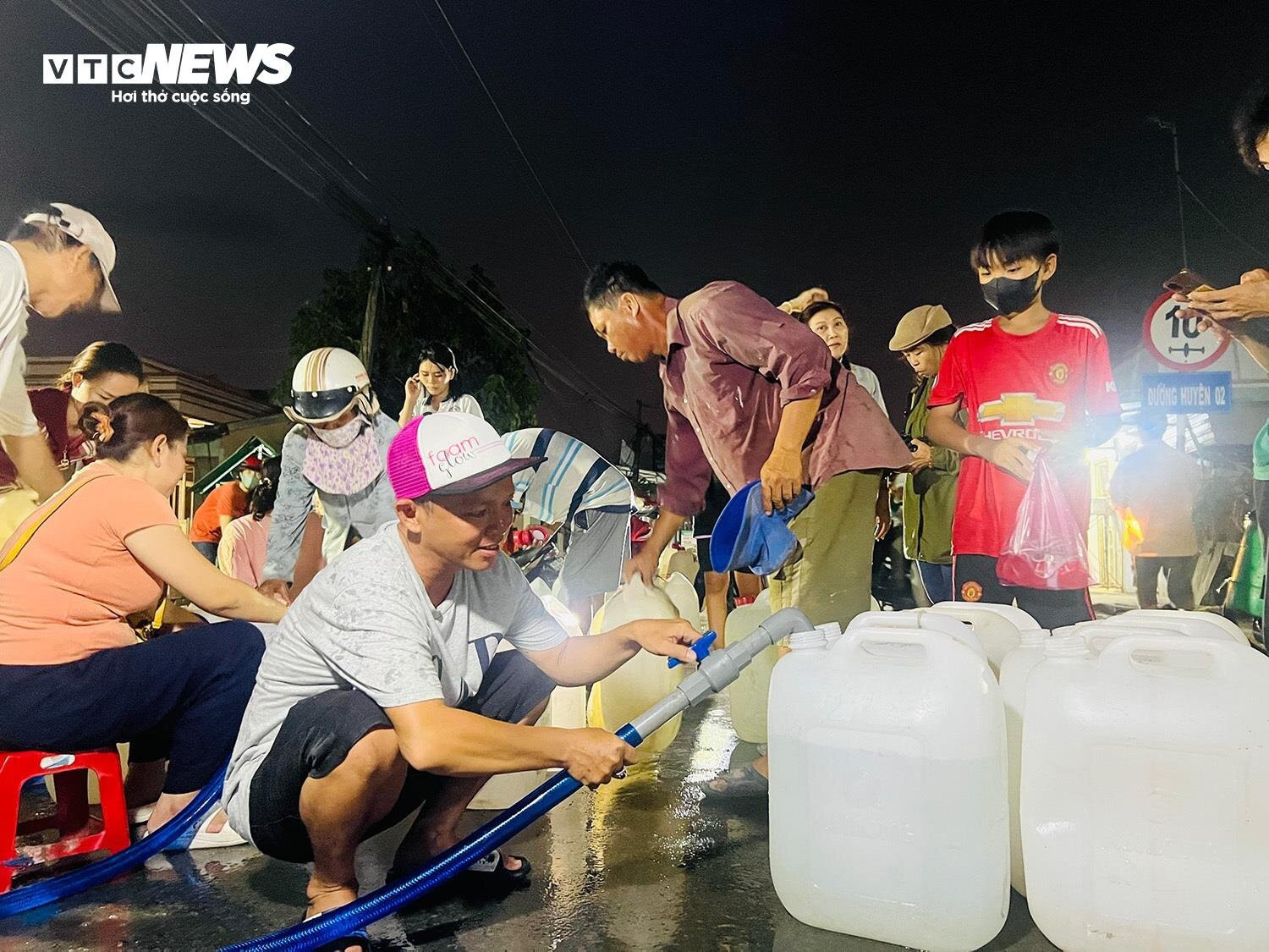 Hạn mặn ở Tiền Giang: Người dân đội nắng, thức đêm chở từng can nước miễn phí - 11