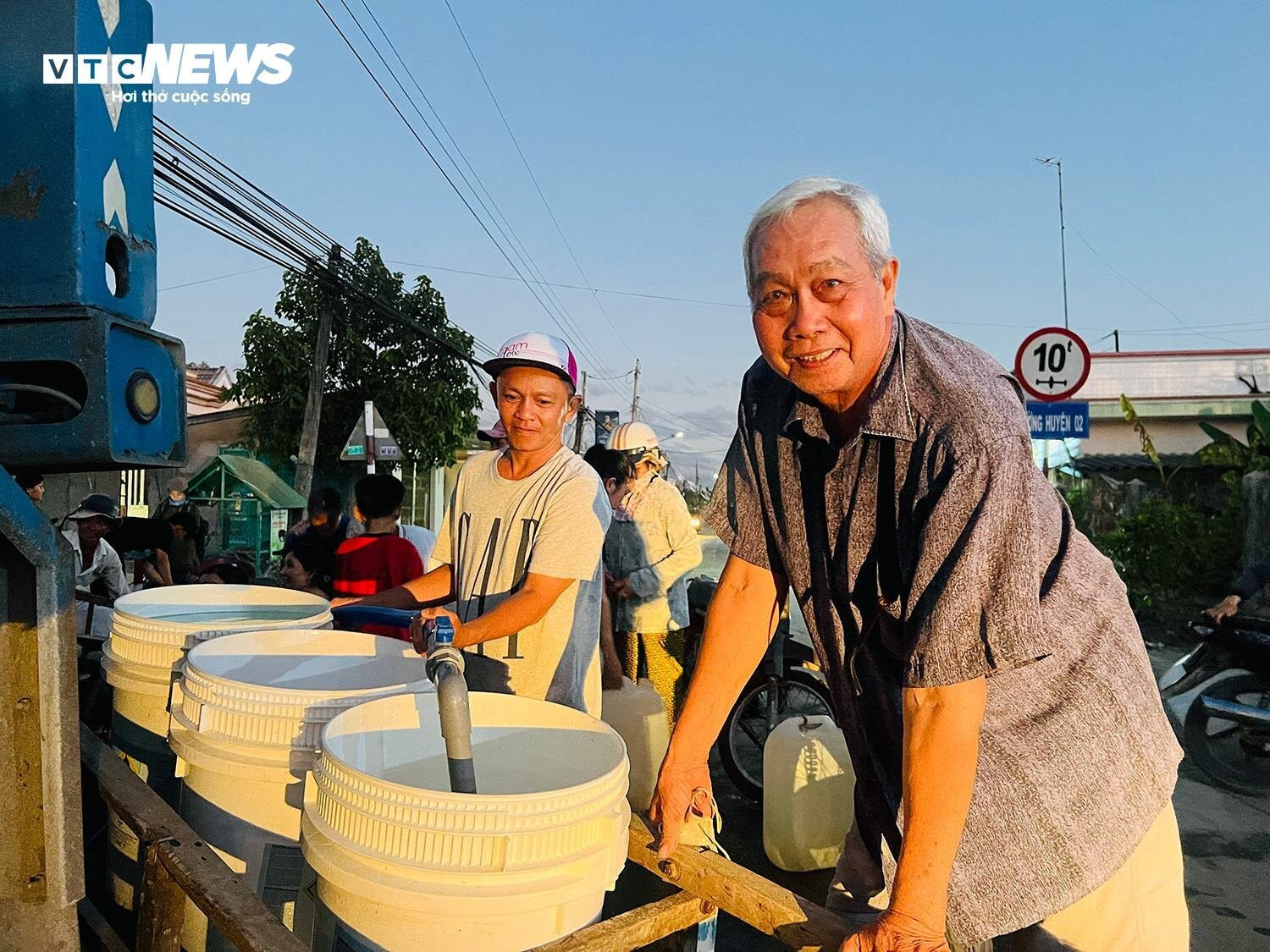Hạn mặn ở Tiền Giang: Người dân đội nắng, thức đêm chở từng can nước miễn phí - 15