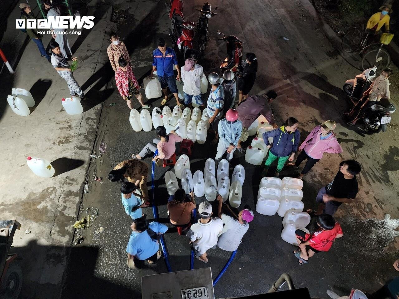 Hạn mặn ở Tiền Giang: Người dân đội nắng, thức đêm chở từng can nước miễn phí - 14