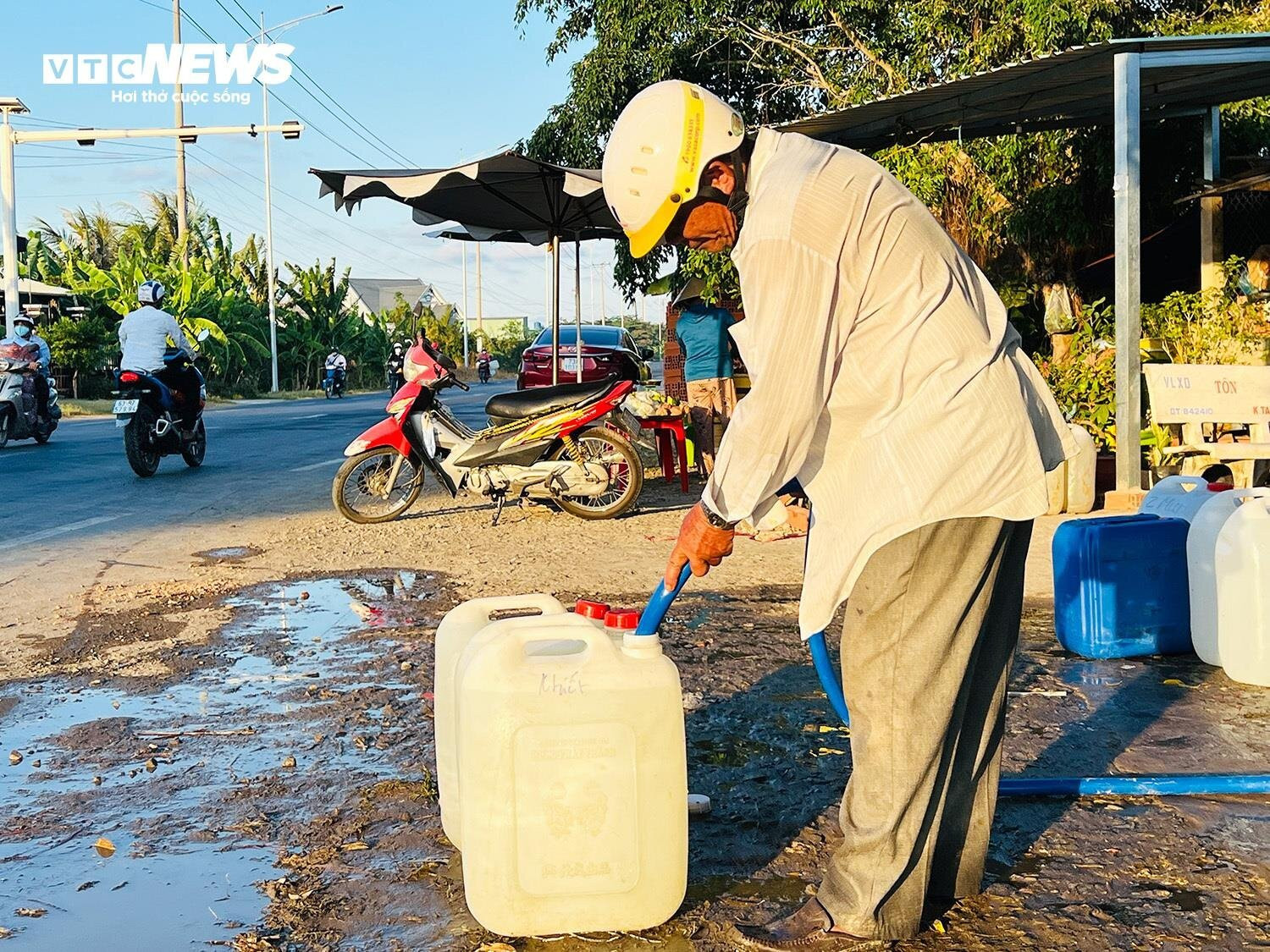 Hạn mặn ở Tiền Giang: Người dân đội nắng, thức đêm chở từng can nước miễn phí - 2