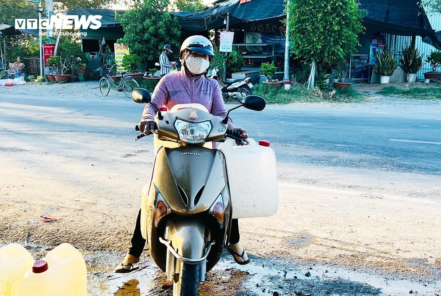 Hạn mặn ở Tiền Giang: Người dân đội nắng, thức đêm chở từng can nước miễn phí - 1