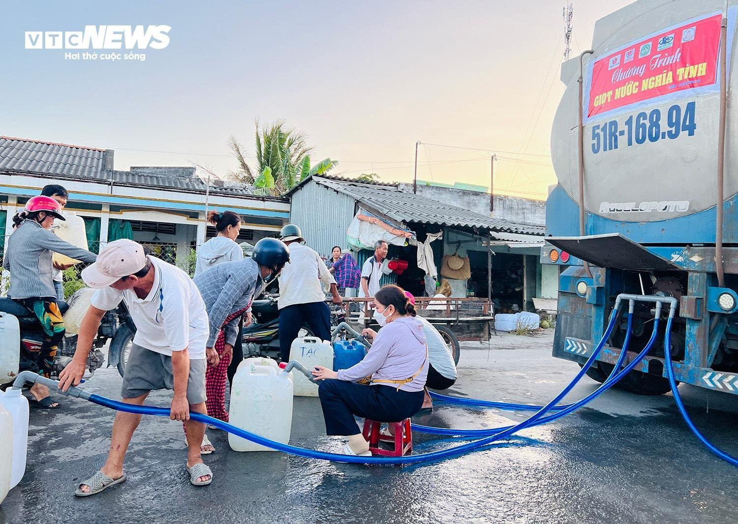 Hạn mặn ở Tiền Giang: Người dân đội nắng, thức đêm chở từng can nước miễn phí - 5