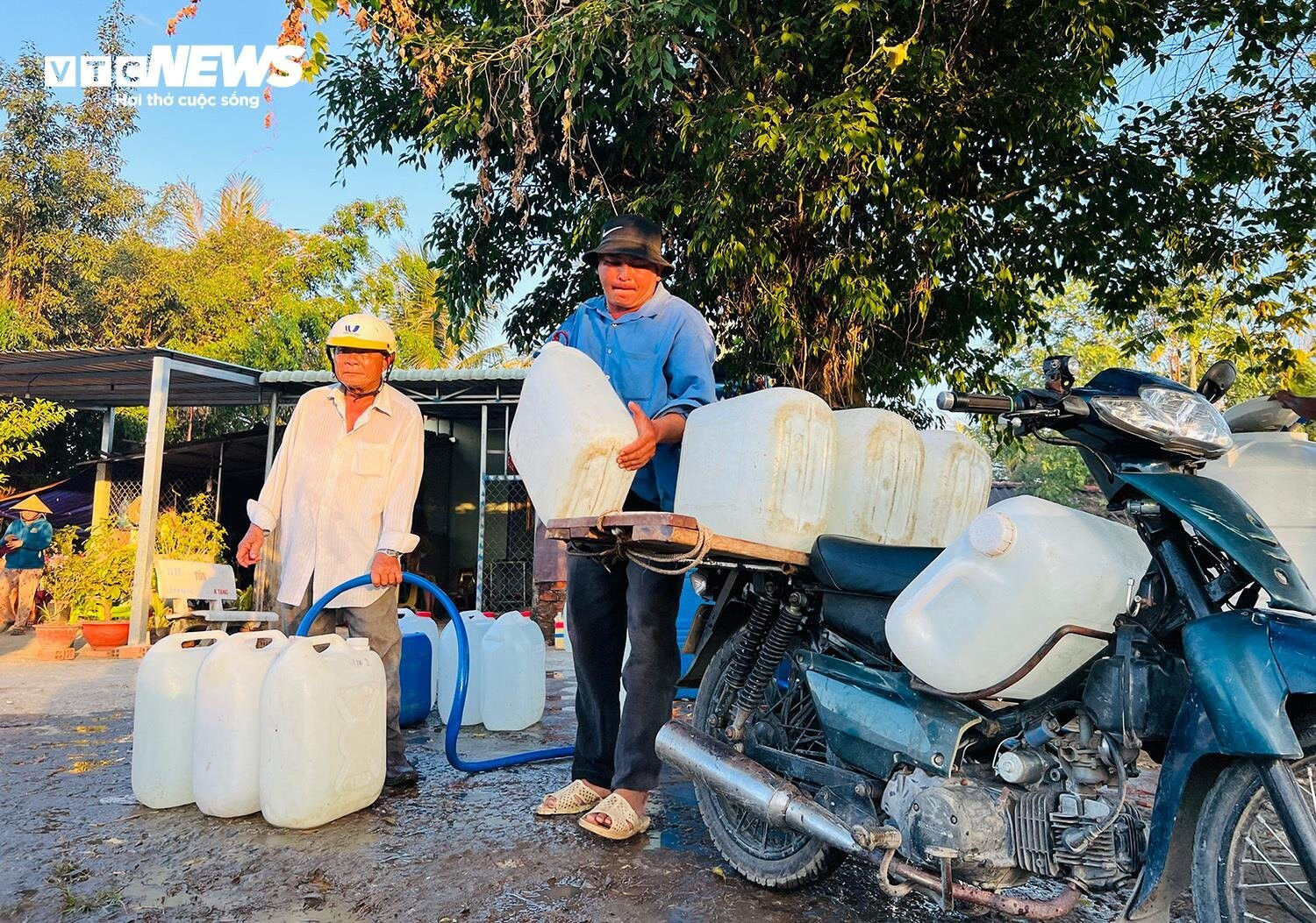 Hạn mặn ở Tiền Giang: Người dân đội nắng, thức đêm chở từng can nước miễn phí - 3