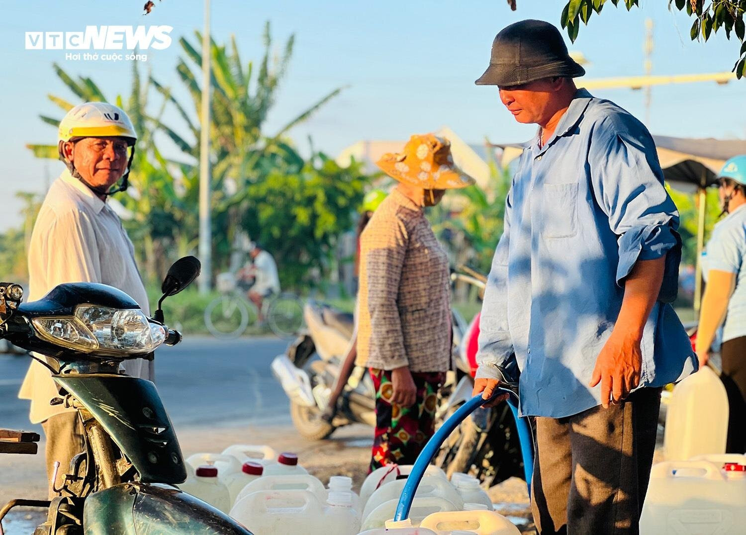 Hạn mặn ở Tiền Giang: Người dân đội nắng, thức đêm chở từng can nước miễn phí - 4
