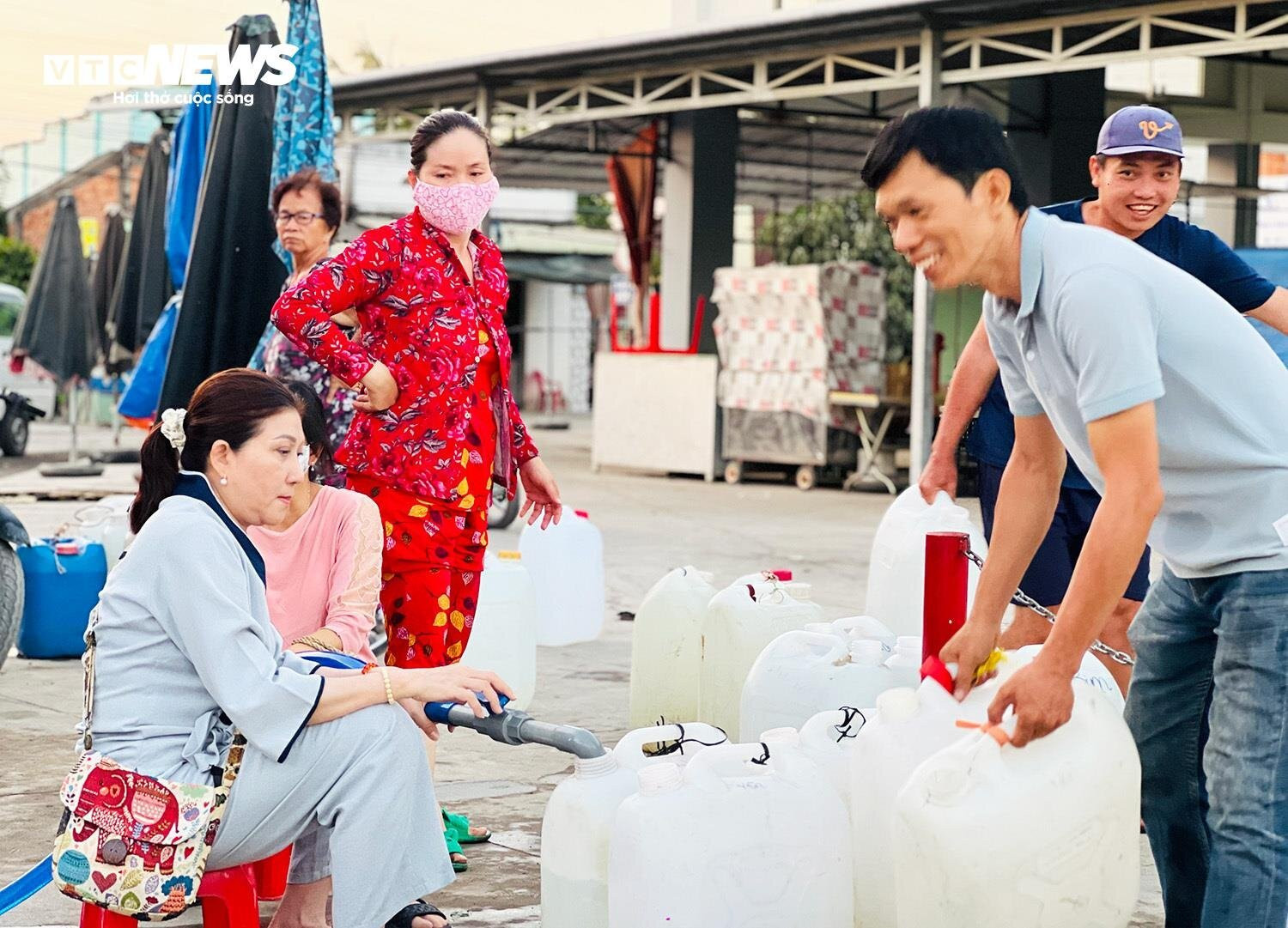Hạn mặn ở Tiền Giang: Người dân đội nắng, thức đêm chở từng can nước miễn phí - 12