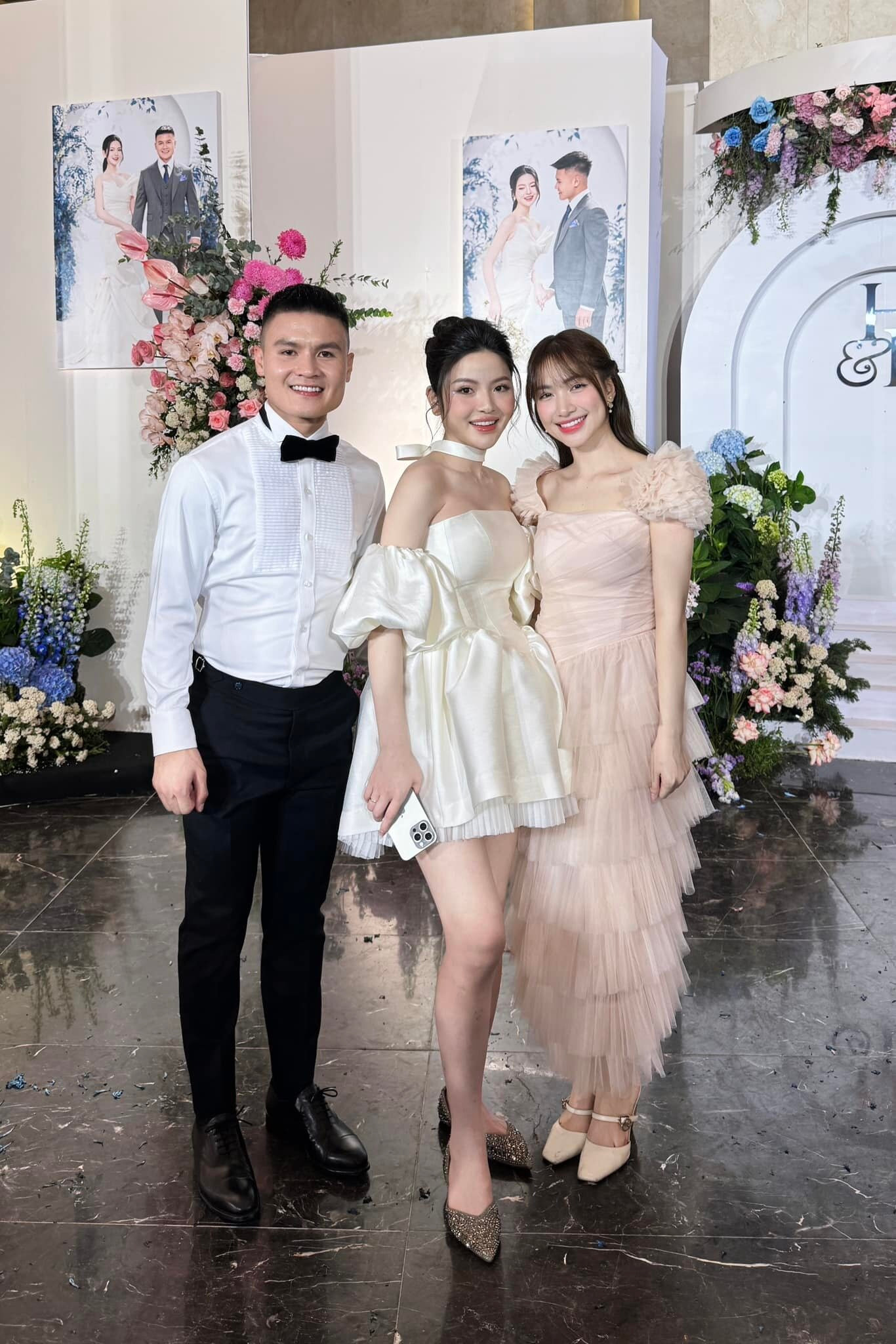 Hòa Minzy tham dự hôn lễ của Quang Hải và Chu Thanh Huyền.