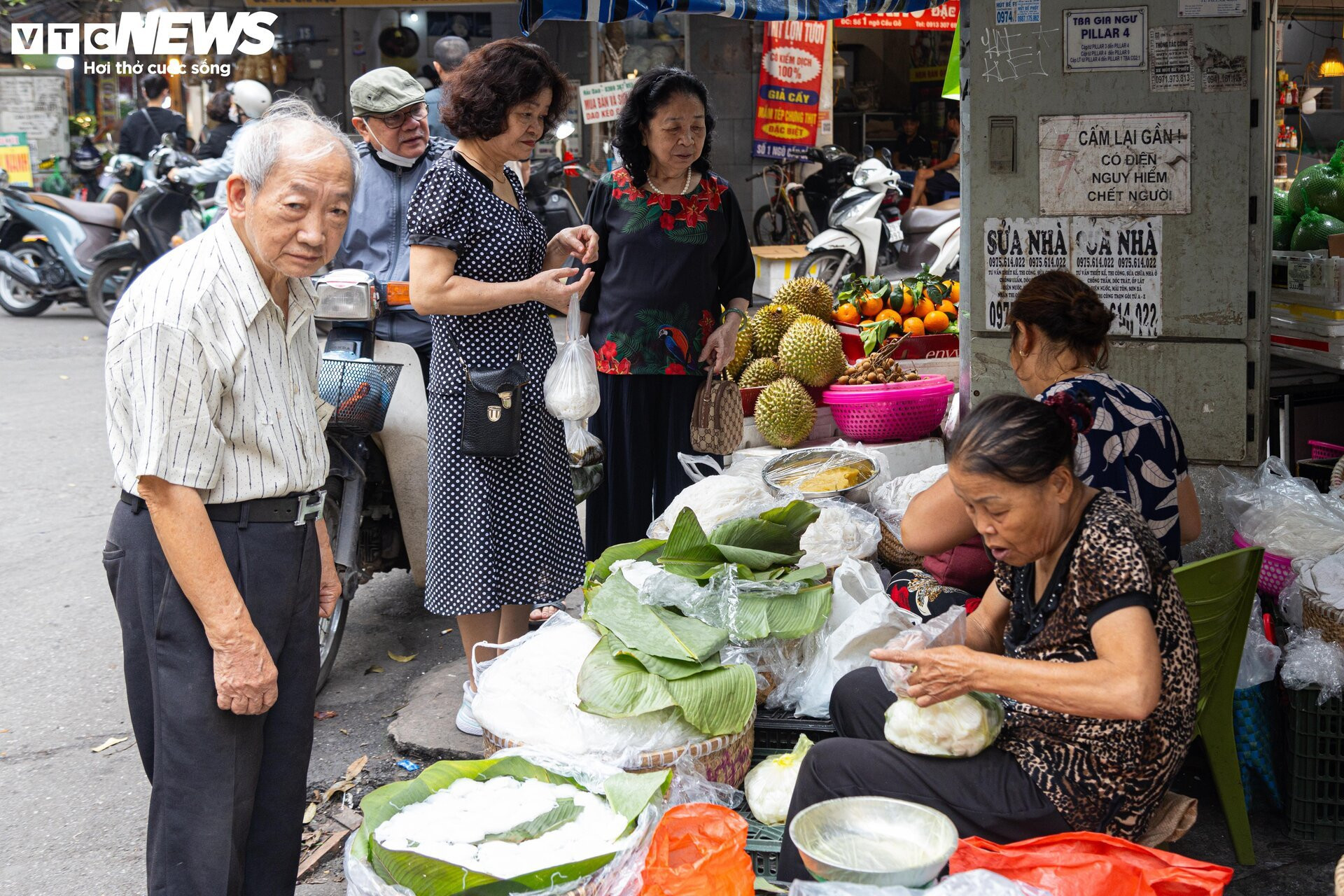 Người Hà Nội xếp hàng gần 2 tiếng chờ mua bánh trôi, bánh chay ngày Tết Hàn thực - 16