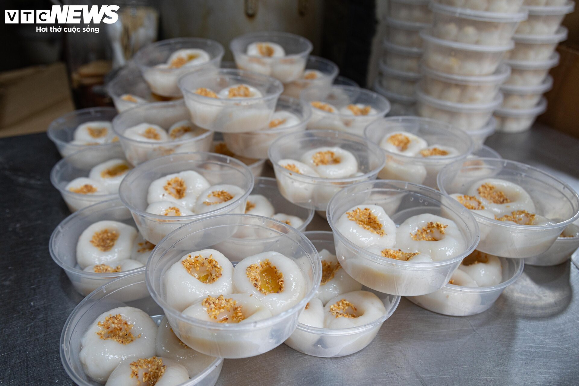 Người Hà Nội xếp hàng gần 2 tiếng chờ mua bánh trôi, bánh chay ngày Tết Hàn thực - 12
