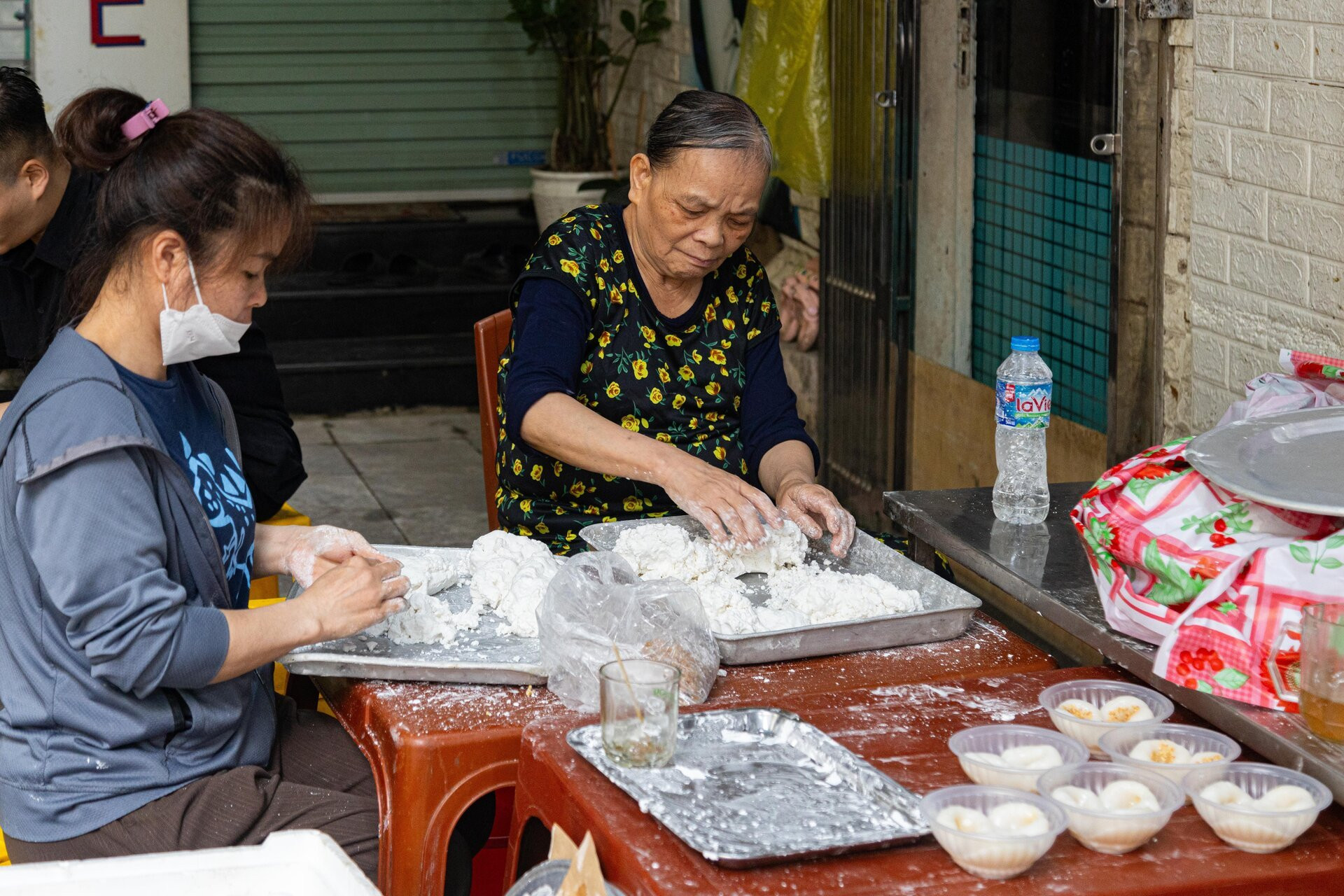 Người Hà Nội xếp hàng gần 2 tiếng chờ mua bánh trôi, bánh chay ngày Tết Hàn thực - 8