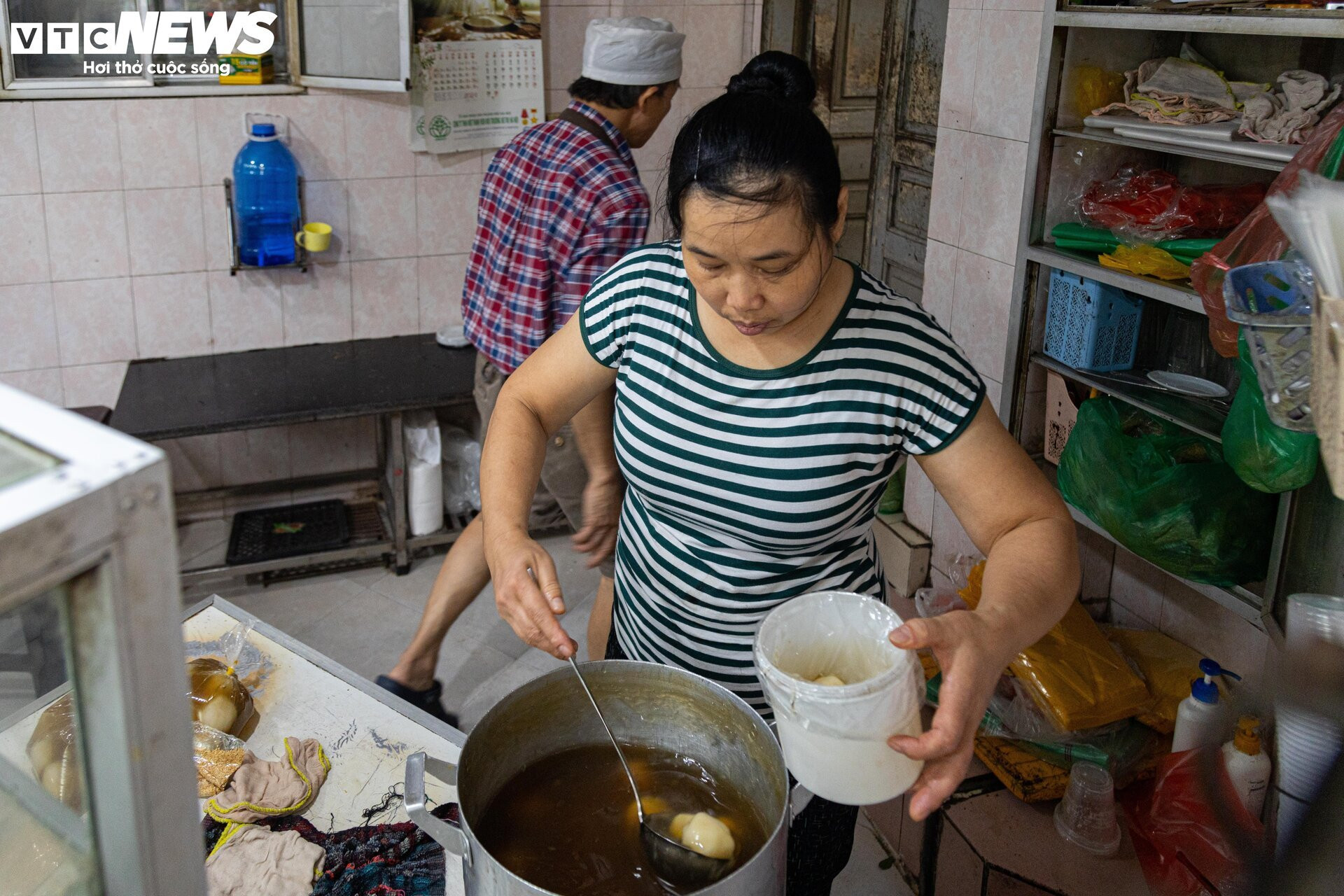 Người Hà Nội xếp hàng gần 2 tiếng chờ mua bánh trôi, bánh chay ngày Tết Hàn thực - 3