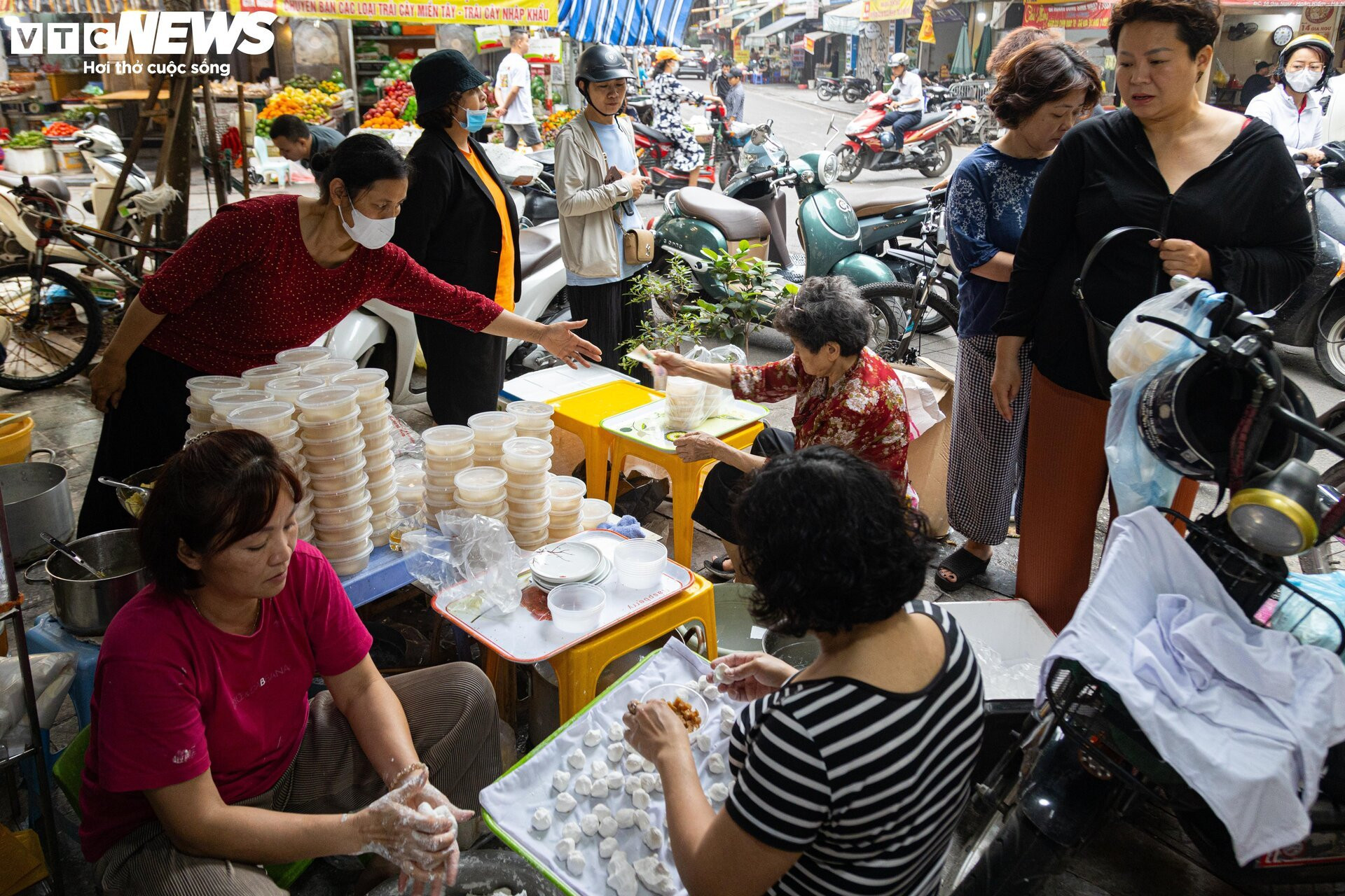 Người Hà Nội xếp hàng gần 2 tiếng chờ mua bánh trôi, bánh chay ngày Tết Hàn thực - 7