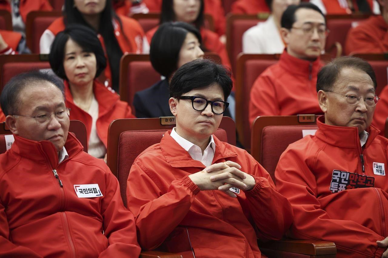 Lãnh đạo Đảng Quyền lực Nhân dân cầm quyền Han Dong-hoon (giữa) và các đảng viên theo dõi kết quả bỏ phiếu bầu cử Quốc hội tại Quốc hội vào hôm 10/4. (Ảnh: AP).