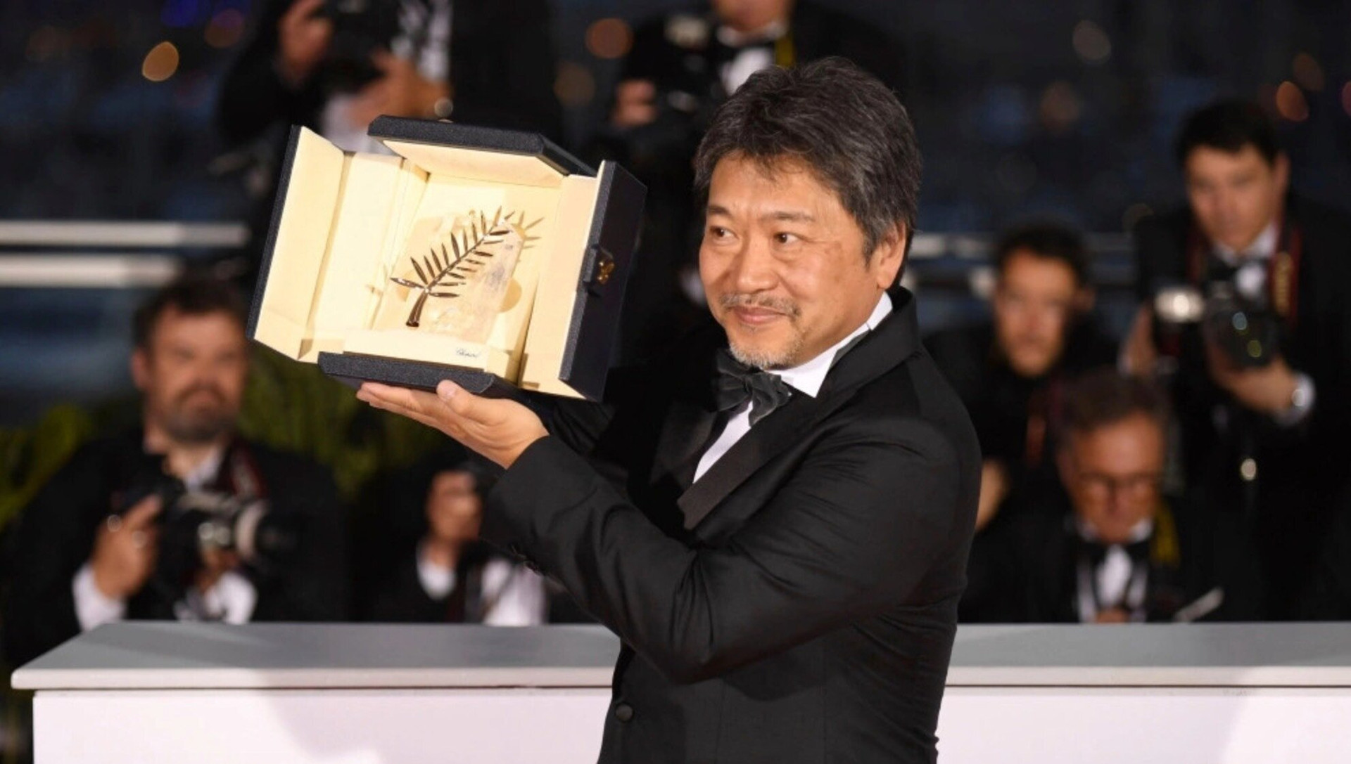 Đạo diễn Kore-eda Hirokazu nhận giải thưởng Cành Cọ Vàng tại LHP Cannes 2018.