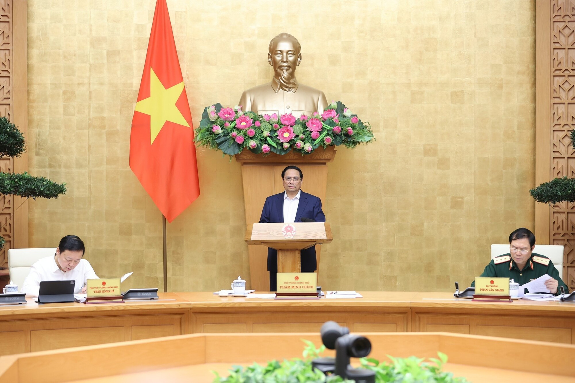 Thủ tướng Phạm Minh Chính chủ trì phiên họp Chính phủ chuyên đề xây dựng pháp luật tháng 4/2024. (Ảnh: VGP/Nhật Bắc)