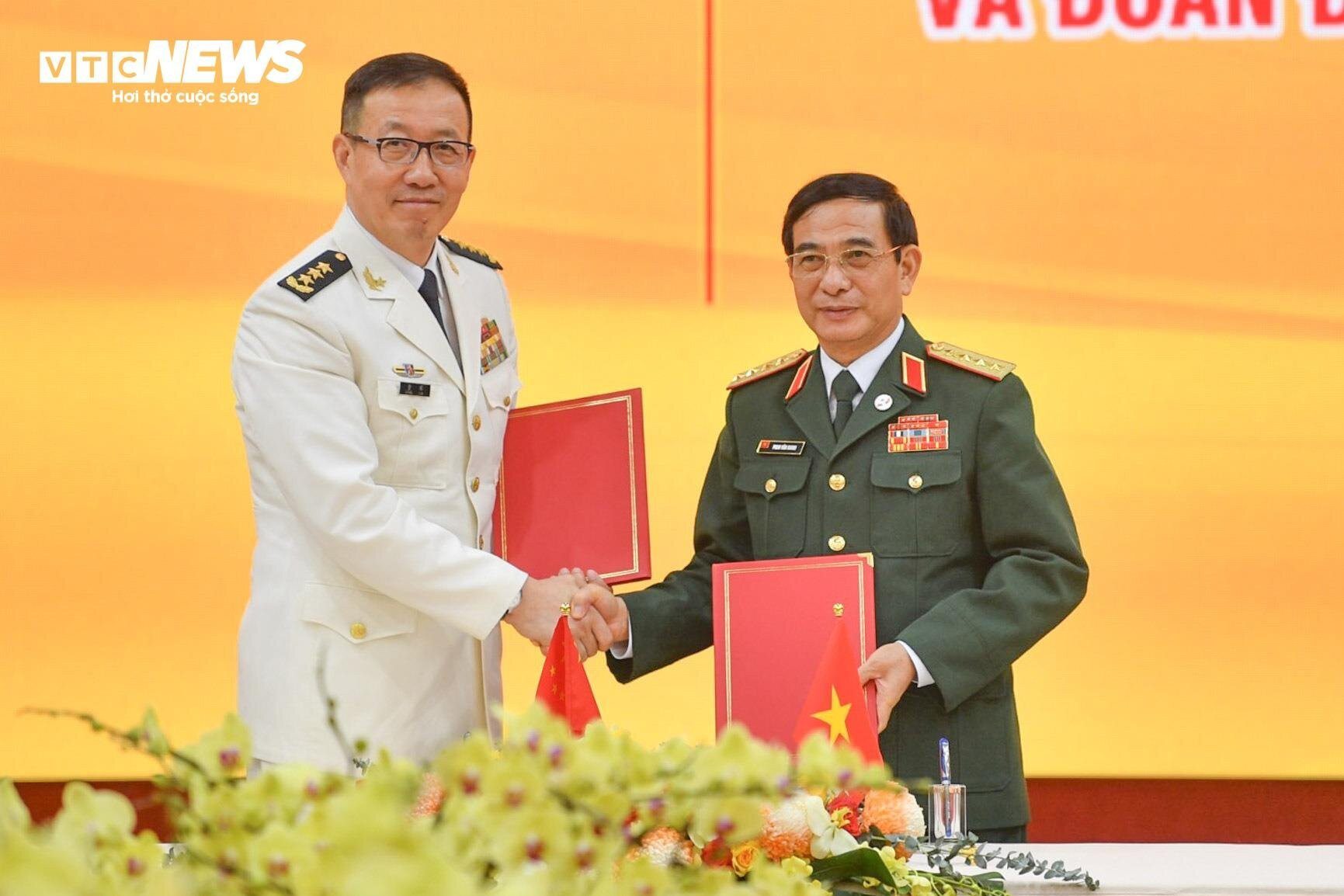 Đại tướng Phan Văn Giang, Bộ trưởng Quốc phòng Việt Nam và Thượng tướng Đổng Quân, Bộ trưởng Quốc phòng Trung Quốc.
