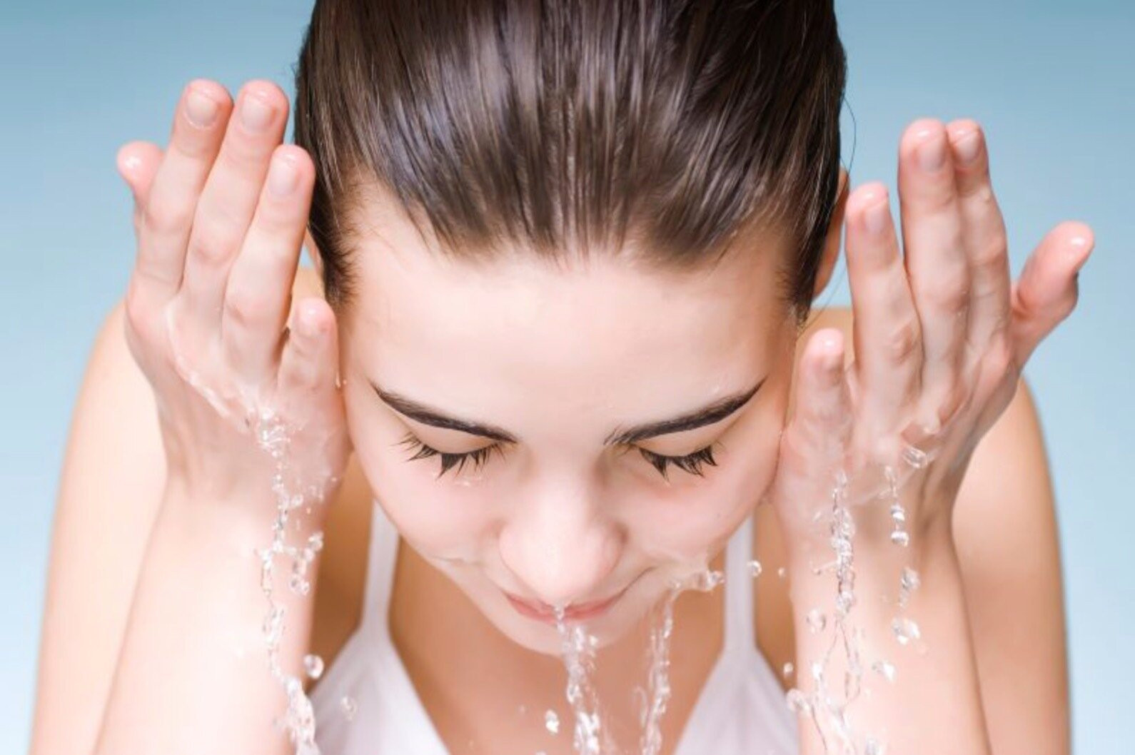 Rửa mặt đúng cách để làm sạch da.