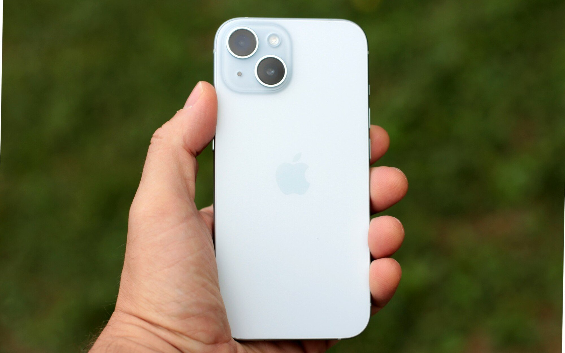 iPhone 16 dự kiến sẽ có viên pin nhỏ hơn người tiền nhiệm (Ảnh: Mashable)