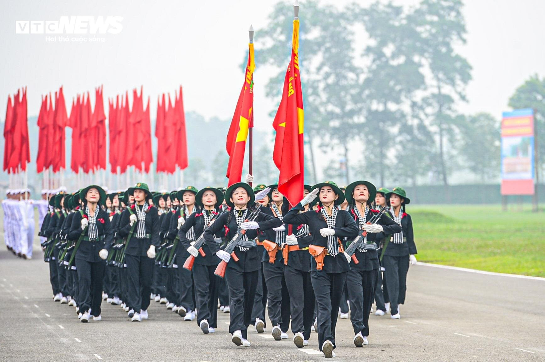92 chiến sĩ trong khối nữ du kích miền Nam tham gia buổi hợp luyện diễu binh sáng 22/3 tại Trung tâm Huấn luyện quân sự quốc gia 4 (huyện Mỹ Đức, Hà Nội).