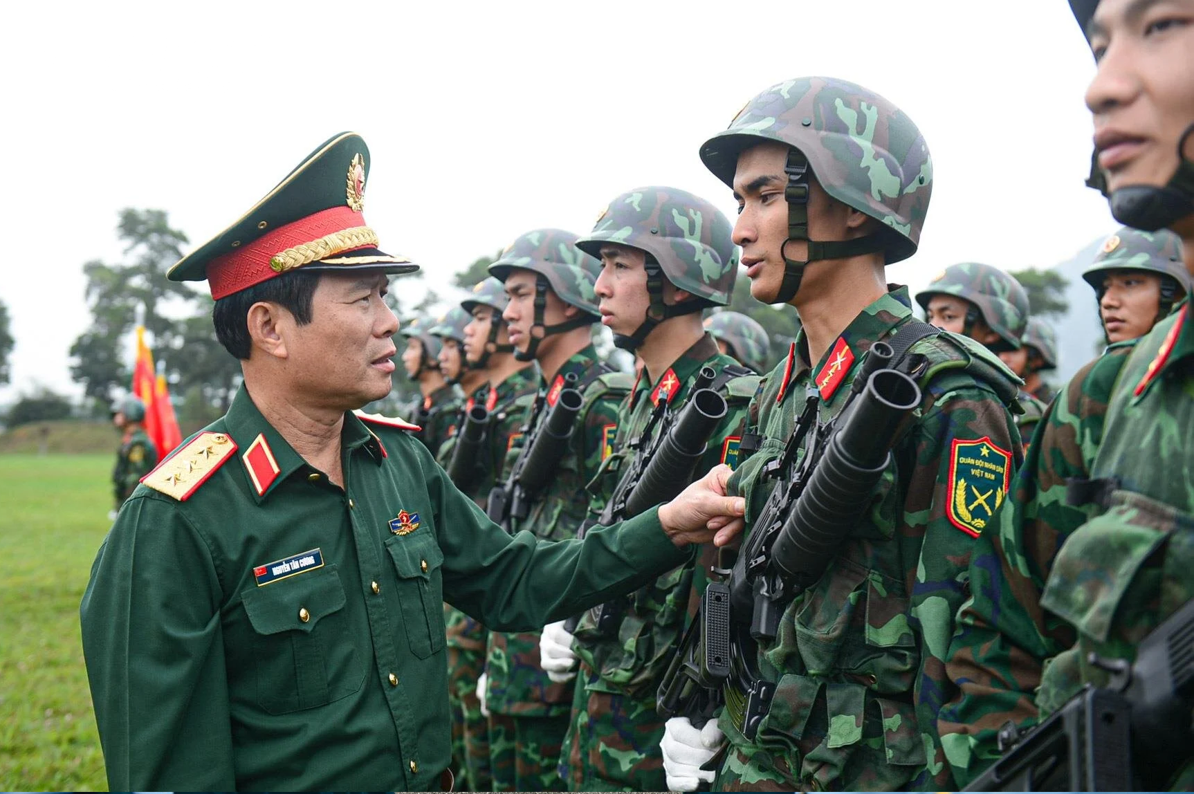 Thượng tướng Nguyễn Tân Cương kiểm tra, động viên cán bộ, chiến sĩ tập luyện chuẩn bị cho sự kiện Kỷ niệm 70 năm Chiến thắng Điện Biên Phủ. (Ảnh: Viên Minh)