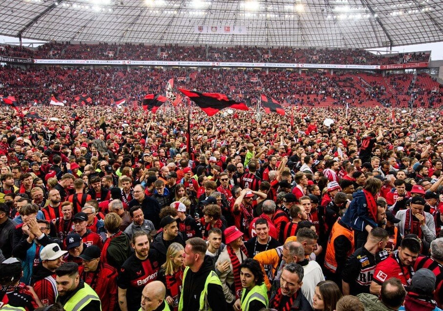 Hàng chục nghìn CĐV đã xuống sân để ăn mừng chức vô địch Bundesliga 2023/24 sớm 5 vòng, đồng thời cũng là danh hiệu vô địch quốc gia đầu tiên sau 120 năm thành lập CLB của Bayer Leverkusen.