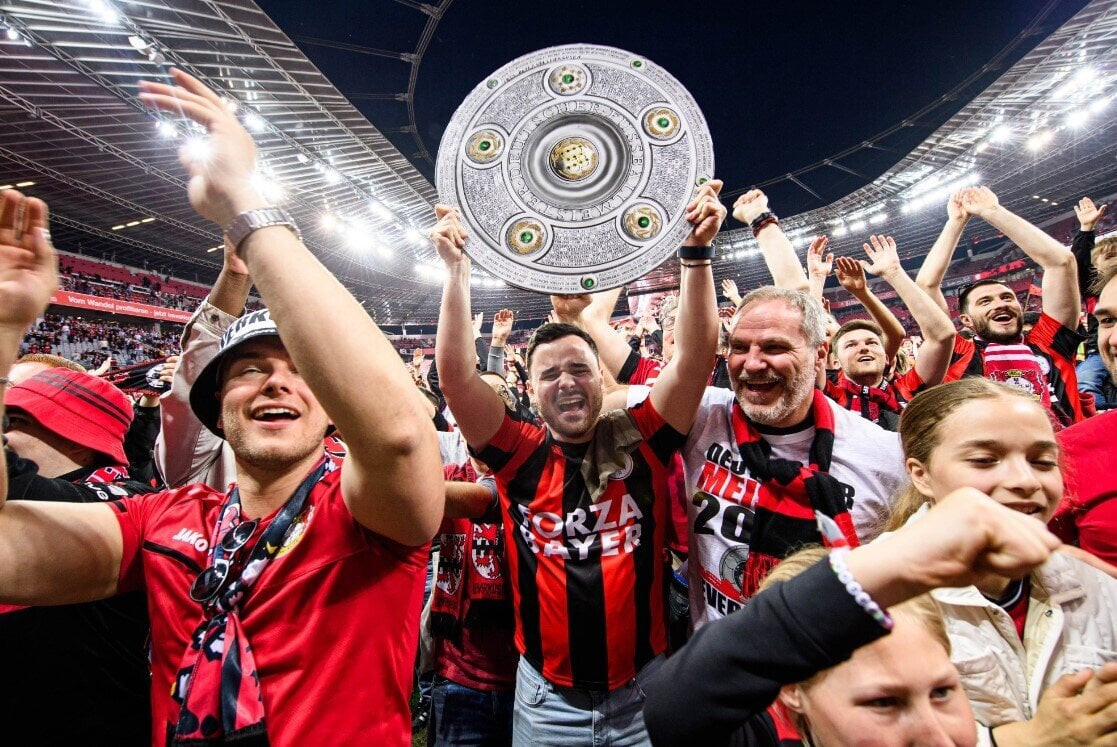 Những giọt nước mắt hạnh phúc tại Bay Arena. CĐV Leverkusen đã phải chờ 31 năm để được ăn mừng danh hiệu chính thức đầu tiên.