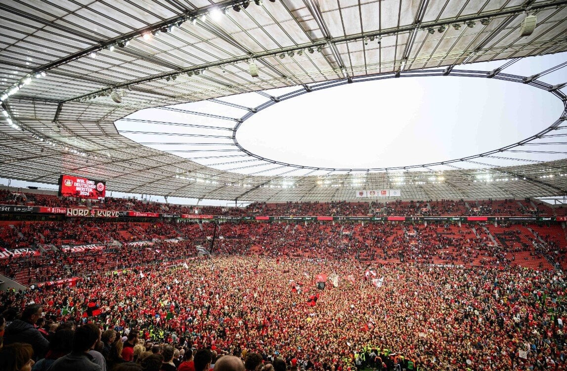 Sân nhà của Leverkusen chìm trong sắc đỏ trong ngày thầy trò HLV Xabi Alonso làm nên kỳ tích khi chấm dứt chuỗi 11 năm thống trị của Bayern Munich tại giải quốc nội.