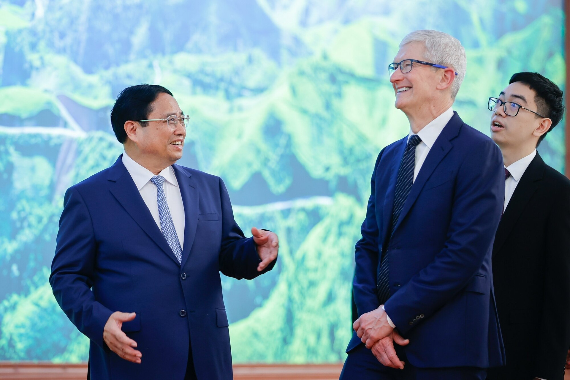 Tại cuộc gặp, CEO Apple Tim Cook đánh giá cao những chia sẻ của Thủ tướng về các định hướng, mục tiêu phát triển của Việt Nam, mong muốn thúc đẩy hơn nữa các hoạt động hợp tác, đầu tư chất lượng cao tại Việt Nam. (Ảnh: Đoàn Bắc/VGP)
