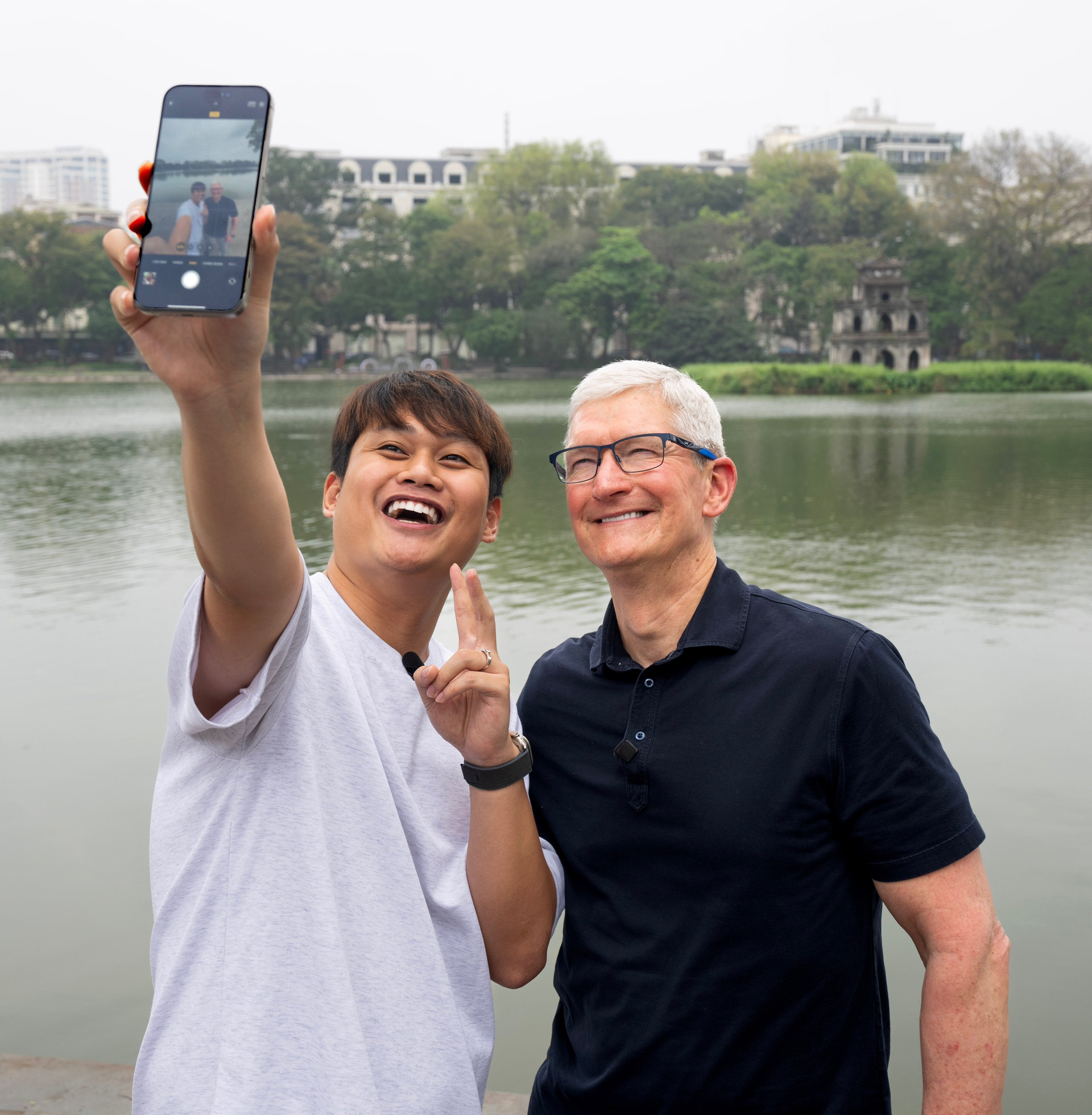CEO Tim Cook cũng có buổi giao lưu với Ngô Đức Duy (Duy Thẩm), nhà sáng tạo nội dung 9X nổi tiếng trên mạng xã hội. Khi đăng tải hình ảnh selfie cùng Duy Thẩm, CEO Apple không quên khen vẻ đẹp biểu tượng của Hồ Hoàn Kiếm.