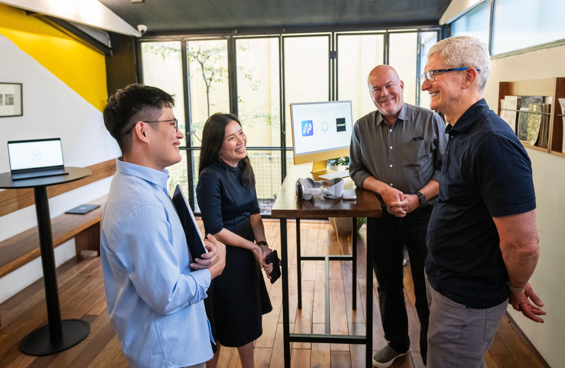 Hành trình của Tim Cook tiếp tục với buổi gặp mặt ba nhà phát triển ứng dụng CollaNote, ELSA Speak, Bootloader. Ông gọi họ là “những ví dụ tuyệt vời của cộng đồng nhà phát triển đang lớn mạnh nhanh chóng của Việt Nam”.