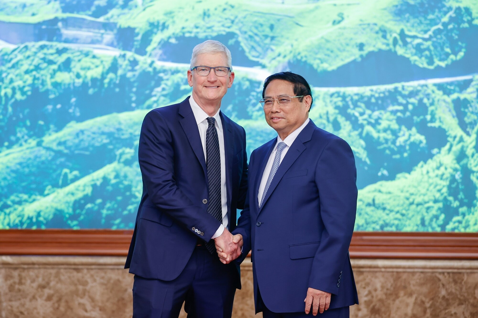 Trong ngày thứ hai của chuyến công tác cũng là ngày cuối cùng tại Việt Nam, Giám đốc điều hành Apple đã có buổi gặp mặt với Thủ tướng Phạm Minh Chính tại Trụ sở Chính phủ. Thủ tướng nhấn mạnh Chính phủ sẽ thành lập tổ công tác để hỗ trợ Apple ngày càng phát triển hiệu quả tại Việt Nam. (Ảnh: Đoàn Bắc/VGP)