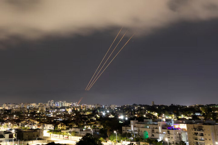 Hệ thống phòng không tại thành phố Ashkelon của Israel hoạt động sau khi Iran phóng tên lửa và UAV về phía Israel. (Ảnh: Reuters)