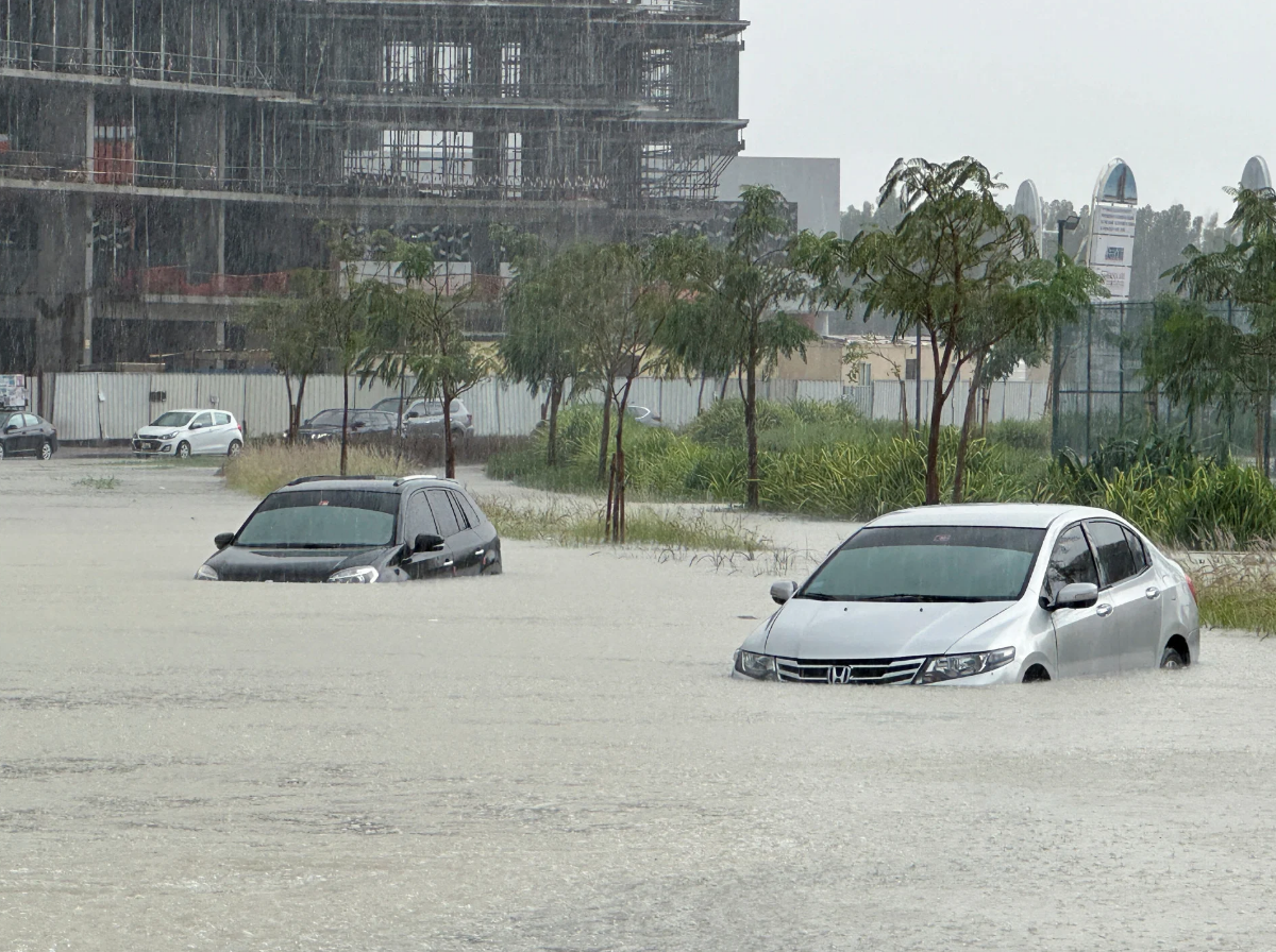 Ô tô bị bỏ lại trên đường phố ngập nước ở Dubai. (Ảnh: DM)