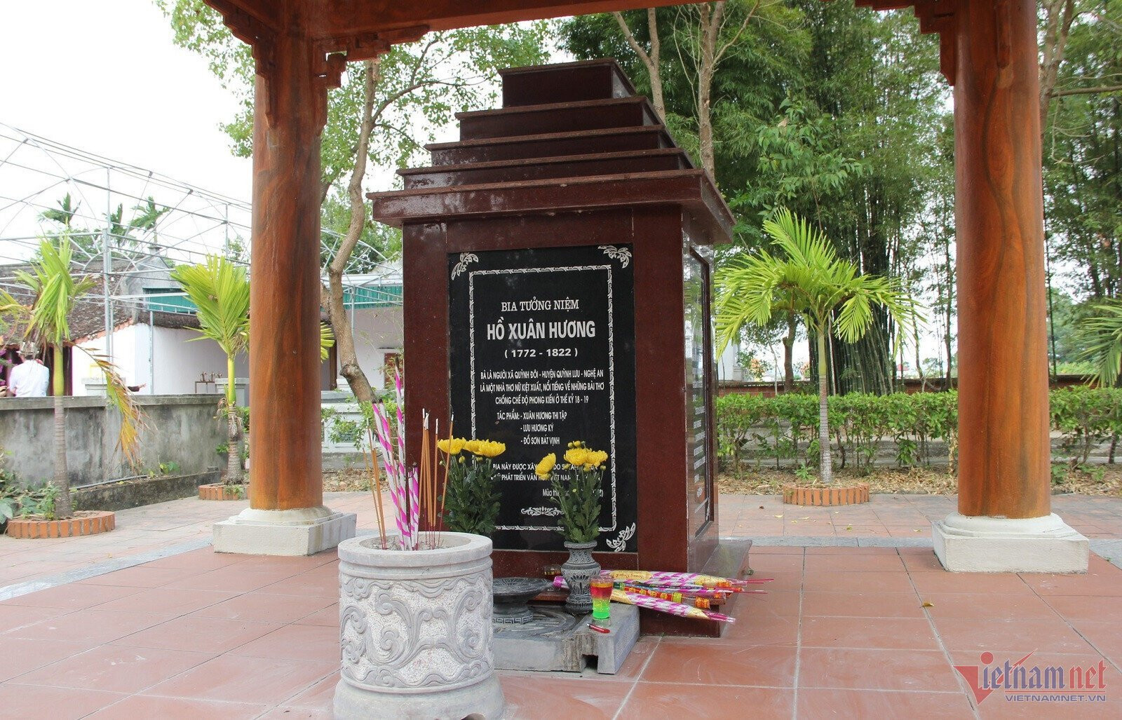 Bia tưởng niệm nữ sĩ Hồ Xuân Hương ở xã Quỳnh Đôi. (Ảnh: Việt Hòa)