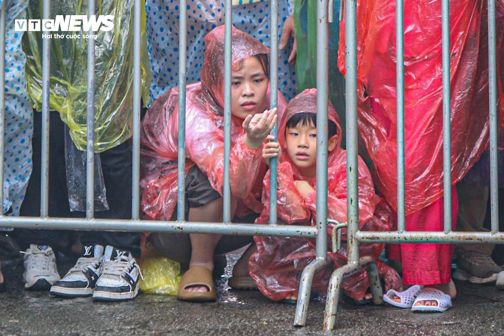 Trẻ em mệt bơ phờ, theo chân bố mẹ vượt biển người ngày khai hội Đền Hùng  - 6