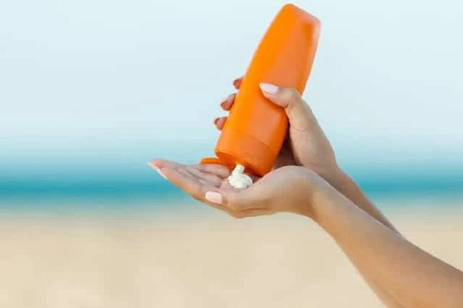 Để bảo vệ da, bạn nên sử dụng kem chống nắng thường xuyên.