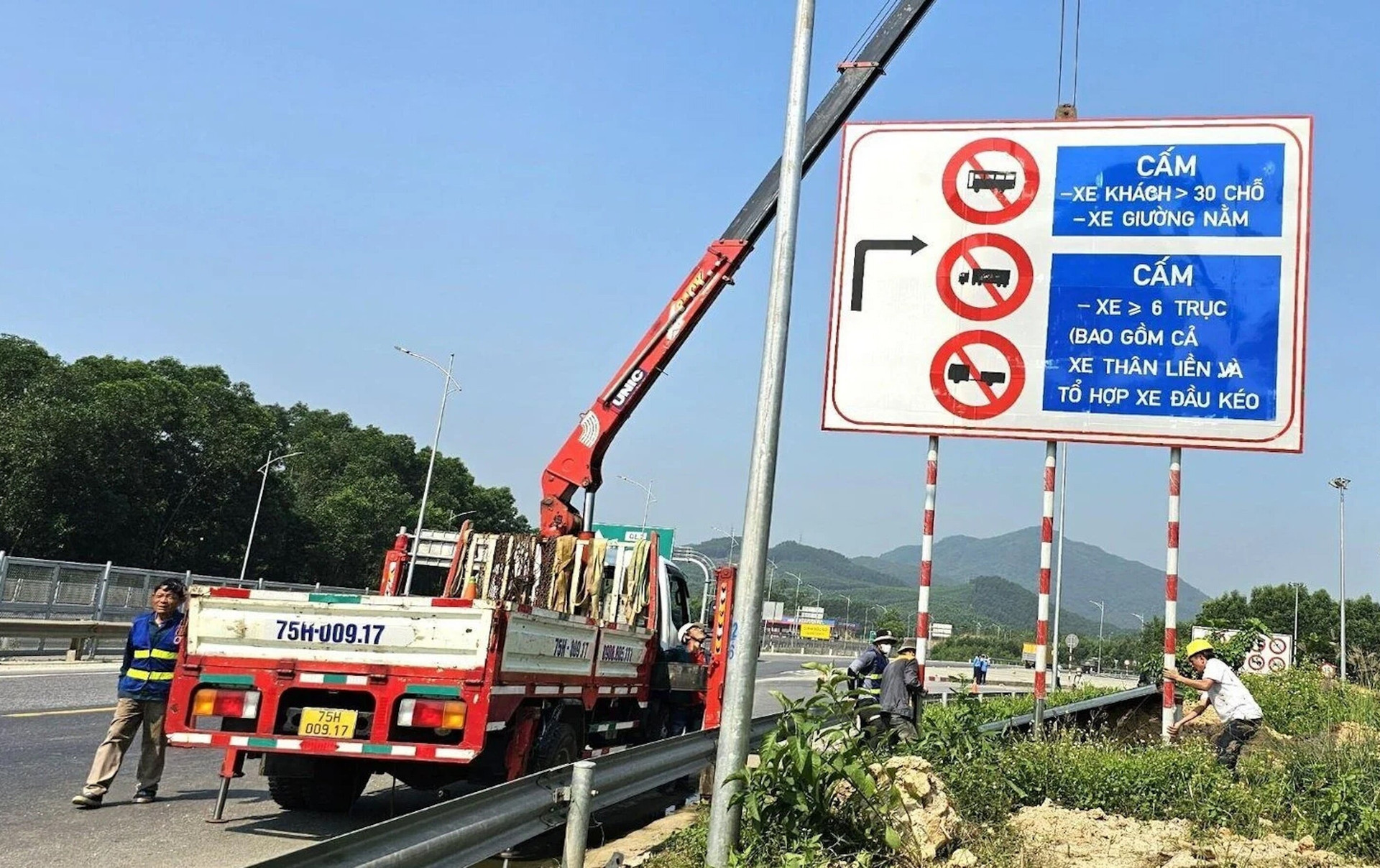 Việc cấm xe khách trên 30 chỗ, xe tải nặng đi lên cao tốc Cam Lộ - La Sơn đang vấp phải sự phản đối của Thừa Thiên - Huế và Quảng Trị.