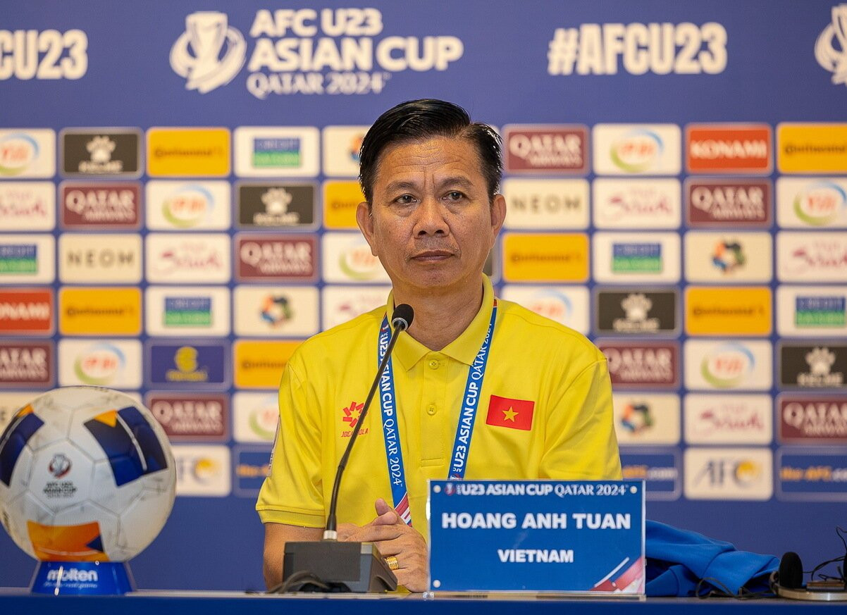 HLV Hoàng Anh Tuấn không thể hài lòng dù đội bóng đã giành trọn vẹn 3 điểm ngày ra quân. (Ảnh: VFF)
