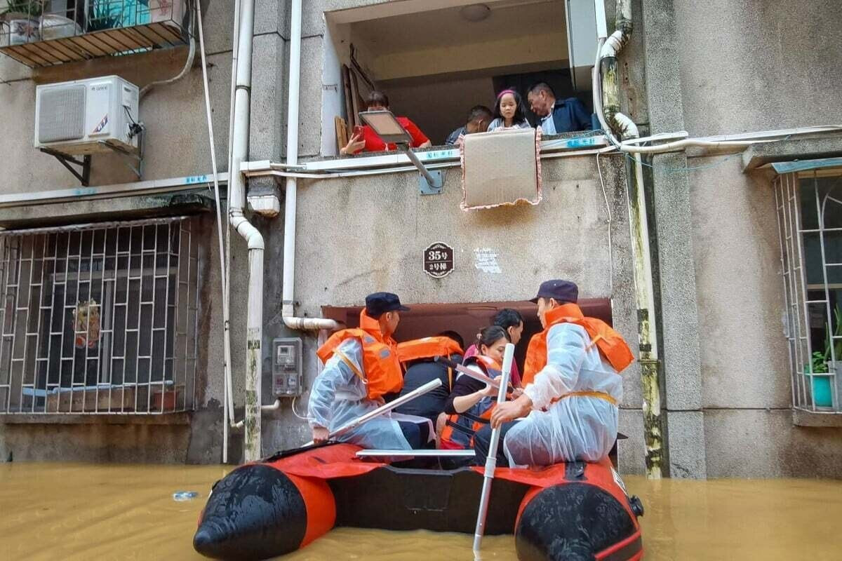 Người dân sơ tán trong mưa lũ ở Trung Quốc.