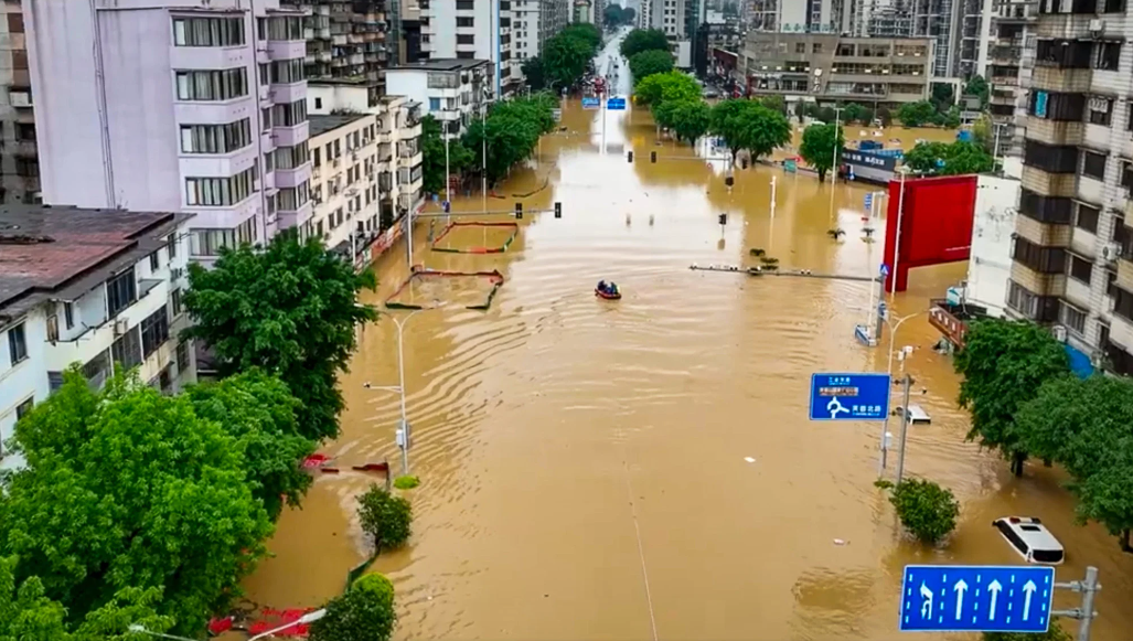 Trung Quốc ban hành cảnh báo lũ lụt 'trăm năm có một'.