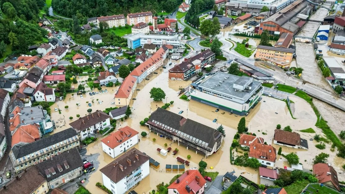 Khu vực thị trấn Ravne na Koroskem ở slovenia ngập sâu trong đợt lũ tháng 8/2023. (Ảnh: CNN)