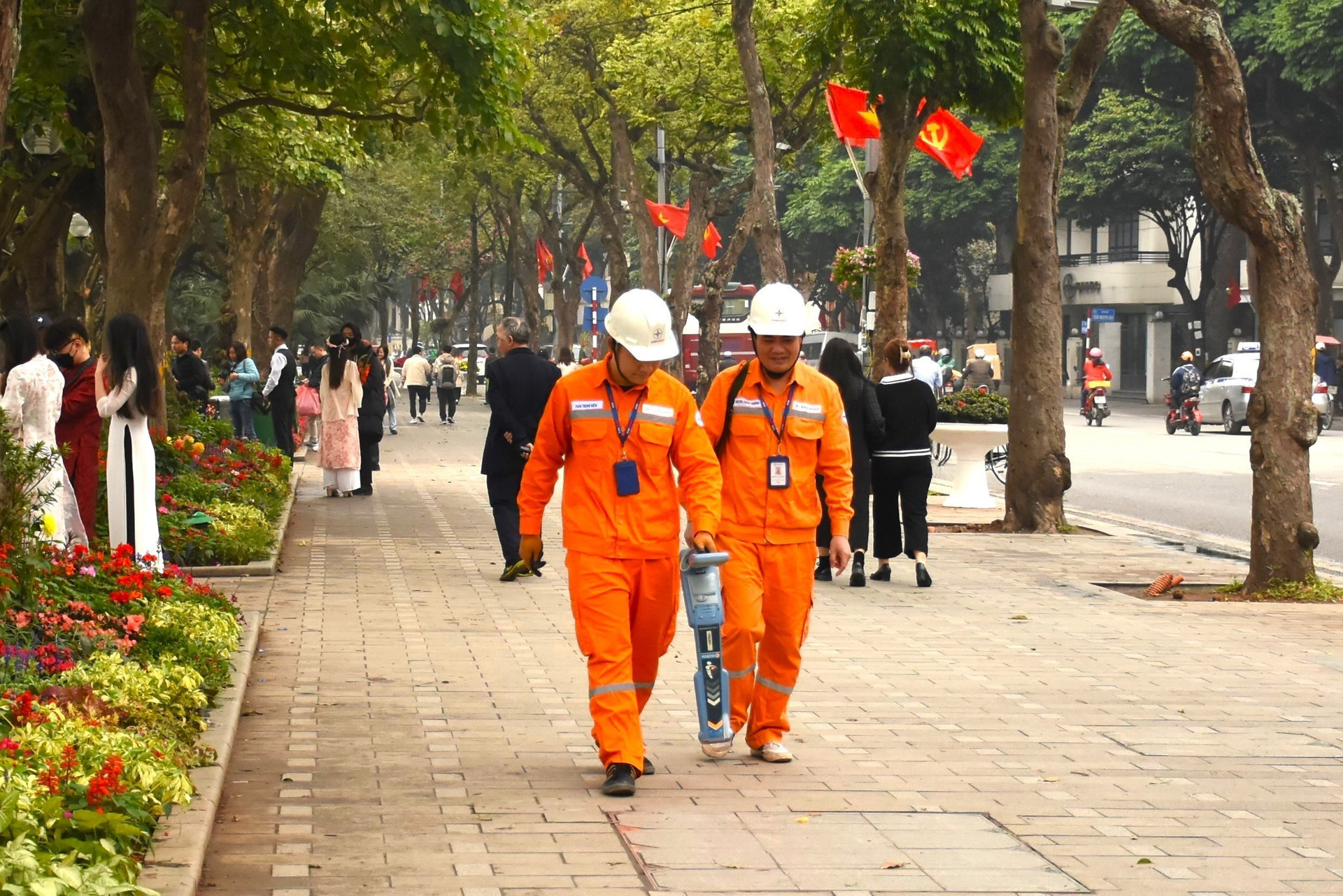 EVNHANOI kiểm tra tình trạng tuyến đường dây ngầm khu vực phố đi bộ tại Hồ Hoàn Kiếm.