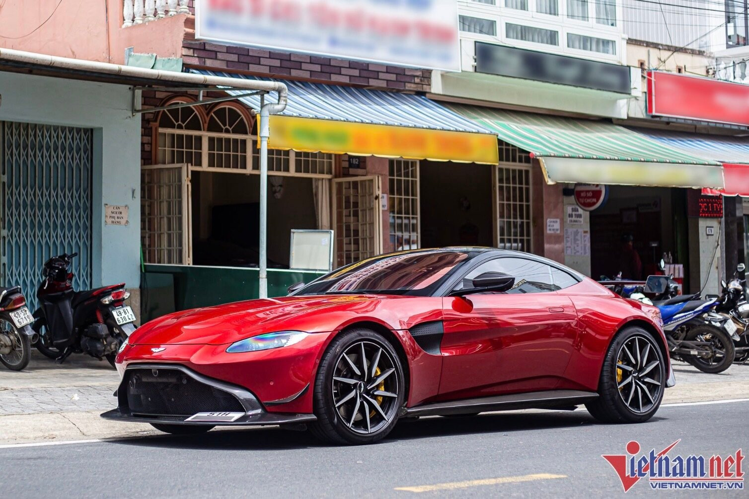 Siêu xe Aston Martin Vantage màu đỏ độc nhất về tay ông Đặng Lê Nguyễn Vũ được bắt gặp trên đường phố TP.HCM. (Ảnh: Tiến Dũng)