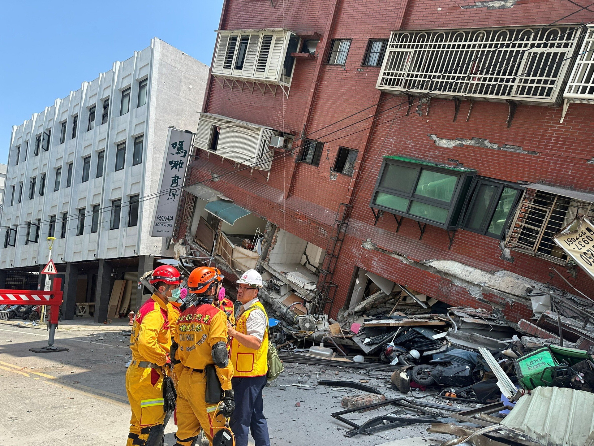 Tòa nhà ở huyện Hoa Liên, phía đông Đài Loan bị sập một phần sau trận động đất sáng 3/4.(Ảnh: Reuters)