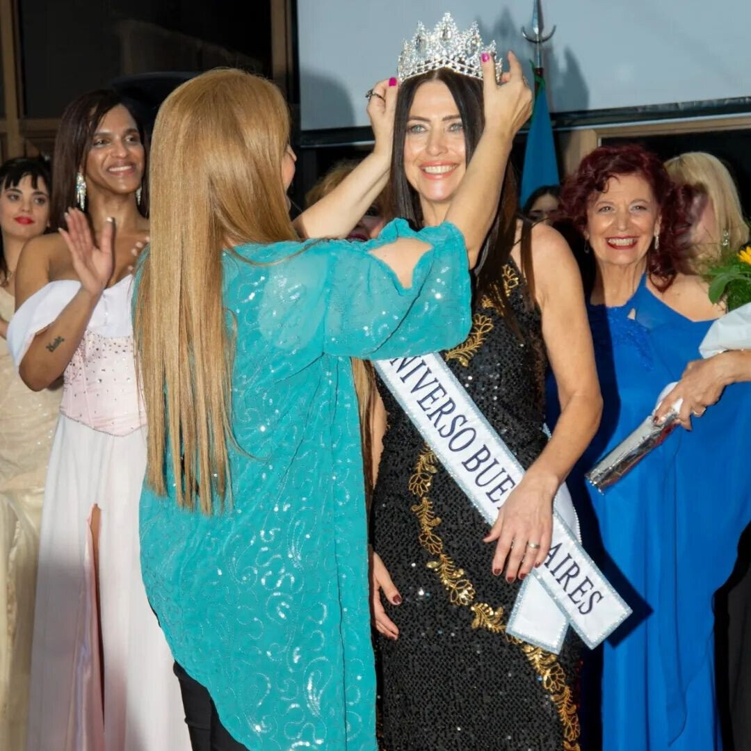 Bà Alejandra Rodríguez đã đánh bại nhiều cô gái trẻ tuổi và nhận được vương miện từ chủ tịch cuộc thi trước sự ủng hộ của khán giả.