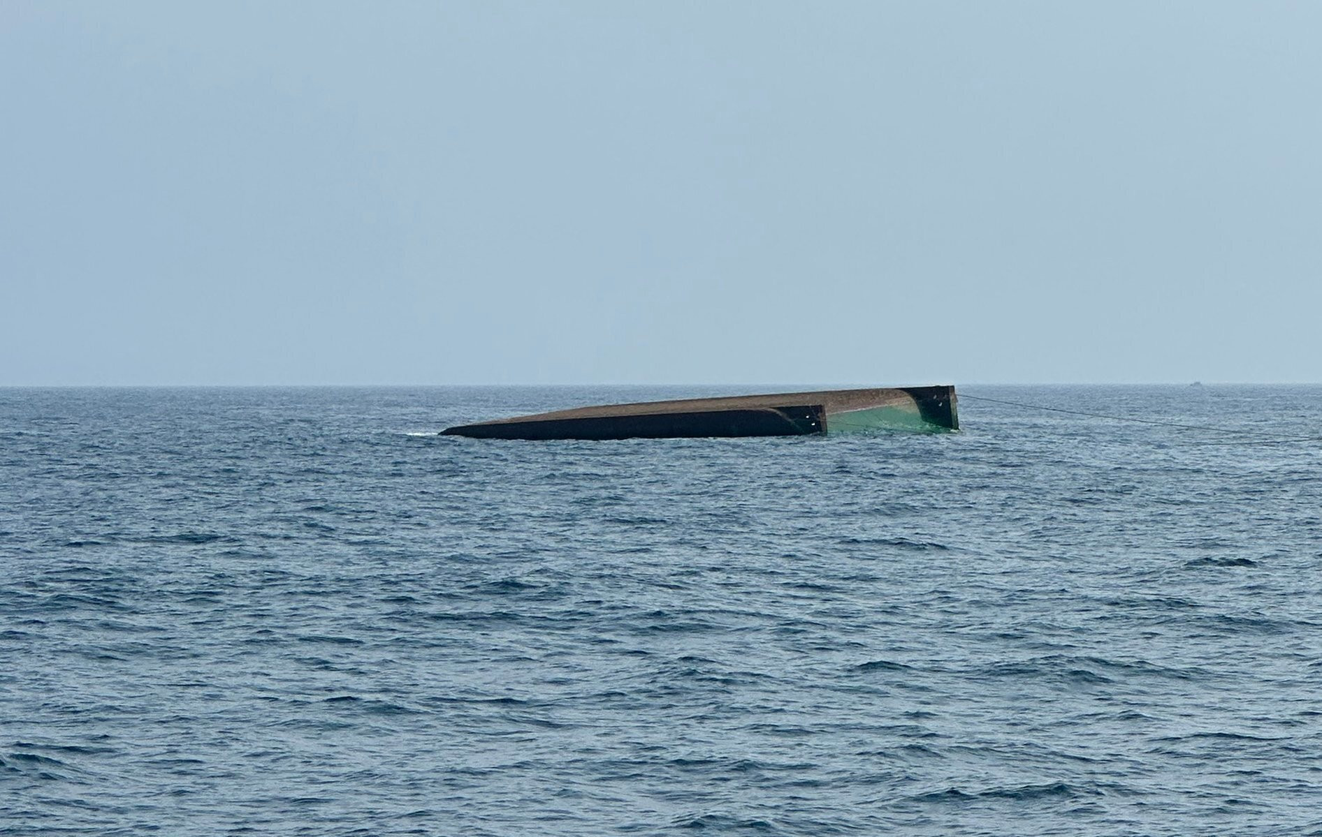 3 người thiệt mạng và 2 người mất tích sau vụ tàu kéo sà lan chở đá chìm ở vùng biển cách đảo Lý Sơn gần 4 hải lý. (Ảnh: L.S)