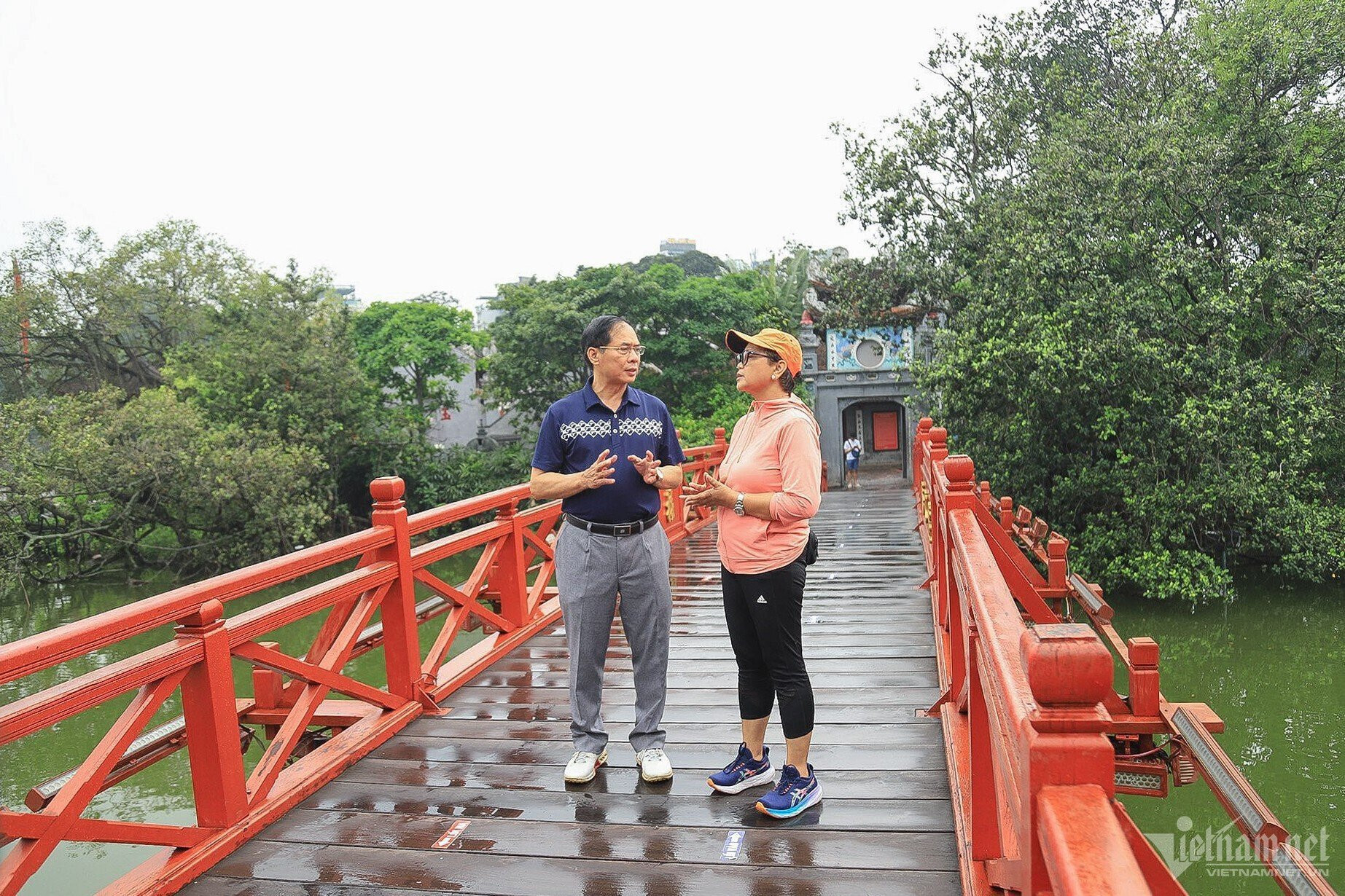 Hai bộ trưởng trên cầu Thê Húc ngắm phố phường Hà Nội lúc sáng sớm.