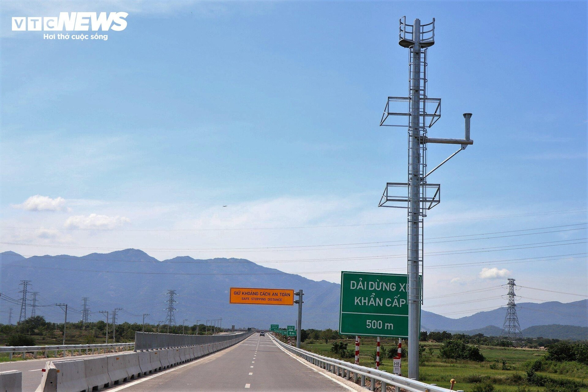 Cận cảnh cao tốc Bắc Nam đoạn Cam Lâm - Vĩnh Hảo trước ngày thông xe - 4