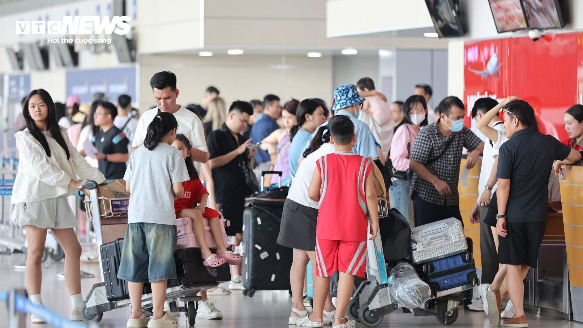 Mặc giá vé cao, sân bay Nội Bài chật kín người đi du lịch tứ phương - 4