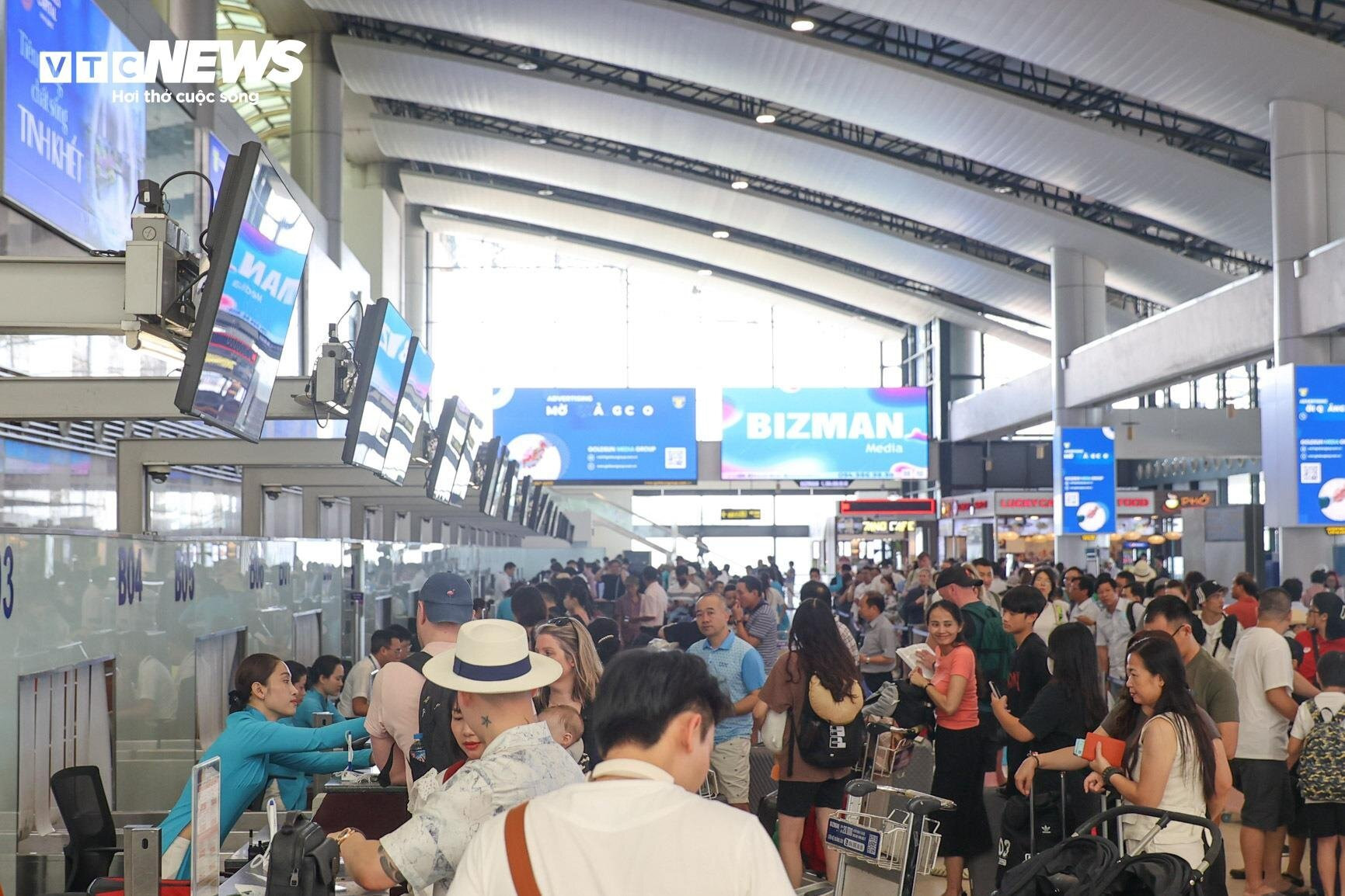 Mặc giá vé cao, sân bay Nội Bài chật kín người đi du lịch tứ phương - 3